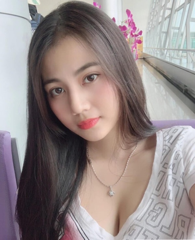 Hình ảnh gái đẹp giản dị nhưng không kém phần sexy, cô nàng cũng khoe khoé bộ ngực căng tròn của mình